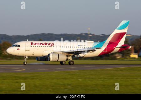 Graz, Österreich - 28. September 2023: Eurowings Airbus A320 landet in Graz mit geöffnetem Reversierer Stockfoto