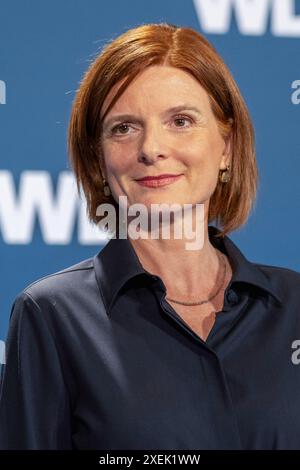 Wahl des Intendanten / der Intendantin des WDR Kunst, Kultur, Unterhaltung: Foto- und Pressetermin für die Wahl des Intendanten / der Intendantin des WDR am 27.06.24 im Marsiliussaal in Köln. Dr. Katrin Vernau zukuneftige WDR Intendantin stellt sich den Fotografen auf dem Foto- und Pressetermin nach der Wahl. Foto: Kirchner-Media/TH *** Wahl des WDR Kunst-, Kultur-, Unterhaltungsdirektors Foto- und Presseveranstaltung zur Wahl des WDR-Generaldirektors am 27. 06 24 im Marsiliussaal in Köln Dr. Katrin Vernau zukünftige WDR-Generaldirektorin posiert für die Fotografen auf dem Foto und Stockfoto