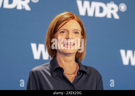 Wahl des Intendanten / der Intendantin des WDR Kunst, Kultur, Unterhaltung: Foto- und Pressetermin für die Wahl des Intendanten / der Intendantin des WDR am 27.06.24 im Marsiliussaal in Köln. Dr. Katrin Vernau zukuneftige WDR Intendantin stellt sich den Fotografen auf dem Foto- und Pressetermin nach der Wahl. Foto: Kirchner-Media/TH *** Wahl des WDR Kunst-, Kultur-, Unterhaltungsdirektors Foto- und Presseveranstaltung zur Wahl des WDR-Generaldirektors am 27. 06 24 im Marsiliussaal in Köln Dr. Katrin Vernau zukünftige WDR-Generaldirektorin posiert für die Fotografen auf dem Foto und Stockfoto