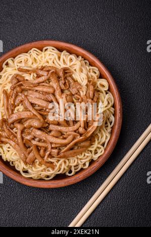 Köstliches asiatisches Gericht mit Reisnudeln, Paprika, Pilzen und Gewürzen Stockfoto