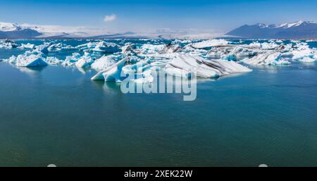 Luftaufnahme der Gletscherlagune mit Eisbergen und schneebedeckten Bergen in Island Stockfoto