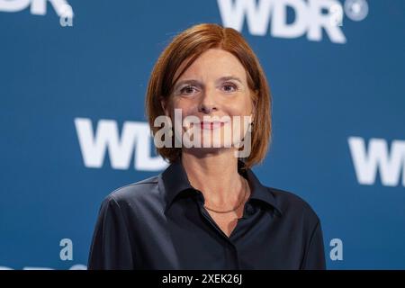 Wahl des Intendanten / der Intendantin des WDR Kunst, Kultur, Unterhaltung: Foto- und Pressetermin für die Wahl des Intendanten / der Intendantin des WDR am 27.06.24 im Marsiliussaal in Köln. Dr. Katrin Vernau zukuneftige WDR Intendantin stellt sich den Fotografen auf dem Foto- und Pressetermin nach der Wahl. Foto: Kirchner-Media/TH *** Wahl des WDR Kunst-, Kultur-, Unterhaltungsdirektors Foto- und Presseveranstaltung zur Wahl des WDR-Generaldirektors am 27. 06 24 im Marsiliussaal in Köln Dr. Katrin Vernau zukünftige WDR-Generaldirektorin posiert für die Fotografen auf dem Foto und Stockfoto