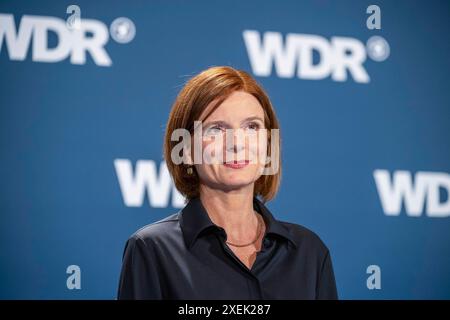 Wahl des Intendanten / der Intendantin des WDR Kunst, Kultur, Unterhaltung: Foto- und Pressetermin für die Wahl des Intendanten / der Intendantin des WDR am 27.06.24 im Marsiliussaal in Köln. Dr. Katrin Vernau zukuneftige WDR Intendantin stellt sich den Fotografen auf dem Foto- und Pressetermin nach der Wahl. Foto: Kirchner-Media/TH *** Wahl des WDR Kunst-, Kultur-, Unterhaltungsdirektors Foto- und Presseveranstaltung zur Wahl des WDR-Generaldirektors am 27. 06 24 im Marsiliussaal in Köln Dr. Katrin Vernau zukünftige WDR-Generaldirektorin posiert für die Fotografen auf dem Foto und Stockfoto