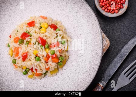 Köstlicher weißer gekochter Reis mit Gemüse Stockfoto