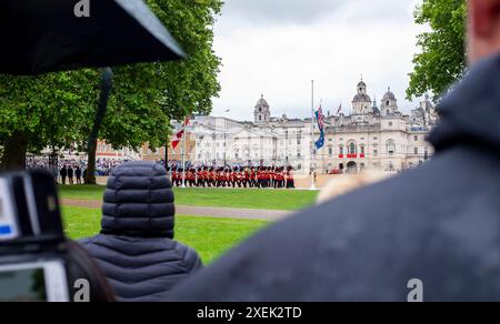 "Trooping the Colour" bei der Horseguards Parade in the Rain, London, England, UK Credit Simon Dack Stockfoto