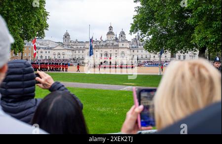 "Trooping the Colour" bei der Horseguards Parade in the Rain, London, England, UK Credit Simon Dack Stockfoto