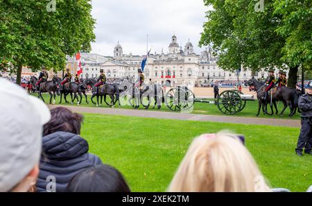 "Trooping the Colour" bei der Horseguards Parade in the Rain, London, England, UK Credit Simon Dack Stockfoto