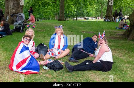 Royal Family Fans London für Trooping the Colour Event, England, UK 2024 Stockfoto