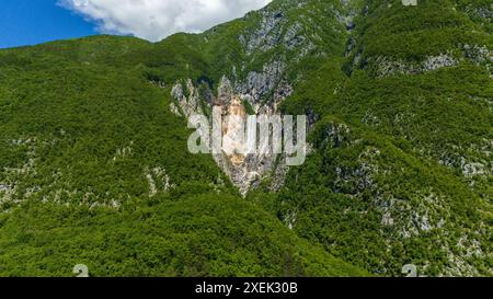 Drone-Blick auf den majestätischen Boka-Wasserfall in Slowenien Stockfoto