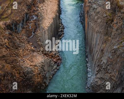 Aus der Vogelperspektive des Studlagil Canyon. Wunderschöner Blick auf Jokulsa, Einen Bru-Fluss. Stockfoto