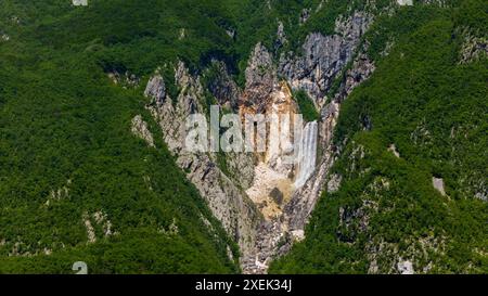 Atemberaubender Blick aus der Luft auf den Boka Wasserfall im Herzen Sloweniens Stockfoto