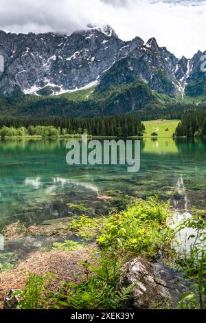 Kristallklares Wasser des Fusine Sees im italienischen Sommer Stockfoto