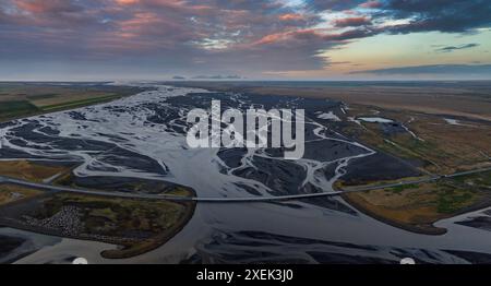 Blick aus der Vogelperspektive auf das Flussdelta mit Brücke in Islands malerischer Landschaft Stockfoto