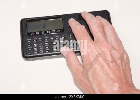 1990 Microwriter Agenda 64k, früher persönlicher digitaler Assistent. Das Microwriting-System wurde von Cy Endfield, dem Regisseur des epischen Films Zulu, erfunden. Stockfoto