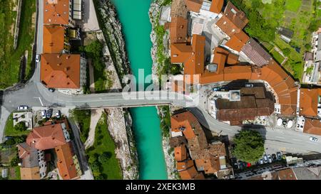 Atemberaubendes Drohnenbild von Kal na Soci Stadtlandschaft an einem hellen Sommertag Stockfoto