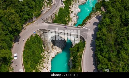 Blick Auf Die Drohne Auf Die Napoleon-Brücke Über Den Atemberaubenden Türkisfarbenen Fluss Soca, Slowenien Stockfoto