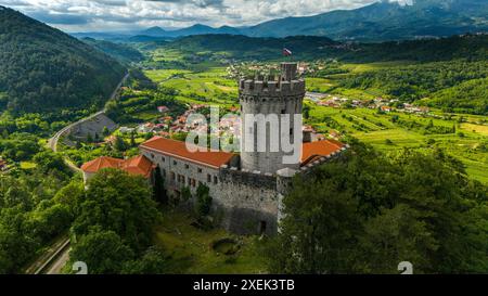 Luftaufnahme der majestätischen Burg Rihemberk in Branik, Slowenien Stockfoto