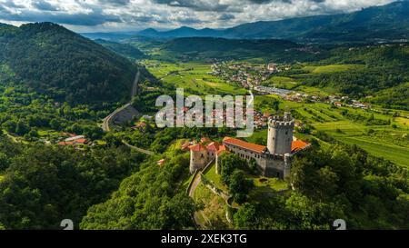 Imposante Burg Rihemberk auf einem Hügel im malerischen Branik, Slowenien Stockfoto