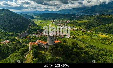 Mittelalterliches Schloss Rihemberk mit Blick auf Branik in der malerischen slowenischen Landschaft Stockfoto