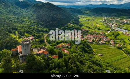 Malerischer Blick auf das Schloss Rihemberk in der slowenischen Gemeinde Branik Stockfoto