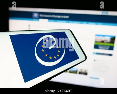 Mobiltelefon mit Logo der Menschenrechtsorganisation Europarat vor der Website. Fokussieren Sie sich auf die linke Mitte des Telefondisplays. Stockfoto