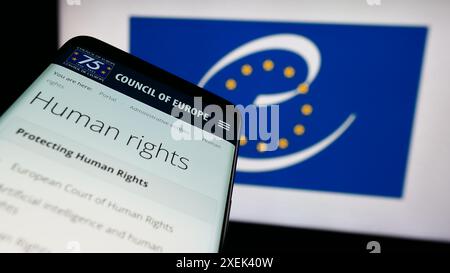 Smartphone mit Webseite der Menschenrechtsorganisation Europarat (CoE) vor Logo. Fokussieren Sie sich oben links auf der Telefonanzeige. Stockfoto