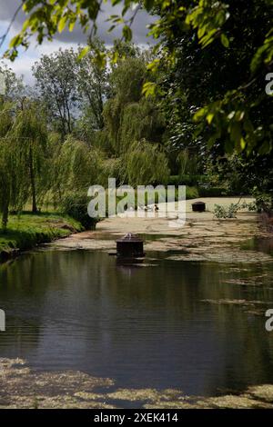 Bourne, Großbritannien. Juni 2024. Die Unterwassersucheinheit der Polizei überprüft das Wasser um die Gedenkgärten nach dem Mord an einem 30-jährigen Mann in Wellhead der Marktstadt Bourne, Lincolnshire, England, Großbritannien. Quelle: Jonathan Clarke/Alamy Live News Stockfoto