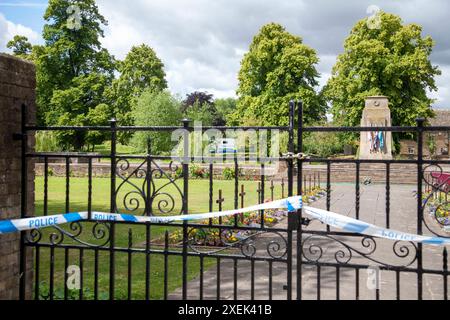 Bourne, Großbritannien. Juni 2024. Die Ermittlungen der Polizei gehen nach dem Mord an einem 30-jährigen Mann in Wellhead in der Marktstadt Bourne, Lincolnshire, England, Großbritannien, weiter. Quelle: Jonathan Clarke/Alamy Live News Stockfoto