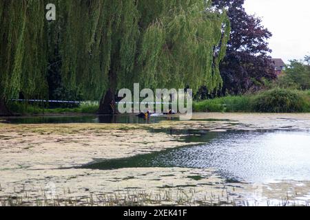 Bourne, Großbritannien. Juni 2024. Die Unterwassersucheinheit der Polizei überprüft St. Peter's Pool nach dem Mord an einem 30-jährigen Mann in Wellhead der Marktstadt Bourne, Lincolnshire, England, Großbritannien. Quelle: Jonathan Clarke/Alamy Live News Stockfoto