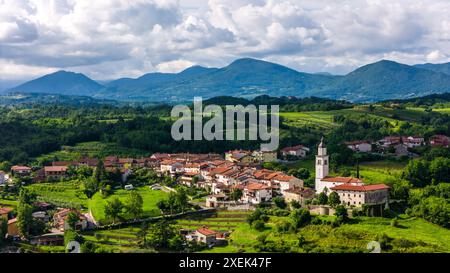 Drohnenblick auf die malerische Stadtlandschaft im Vipava-Tal, Slowenien Stockfoto
