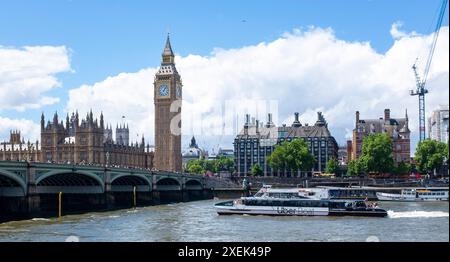 Uber Touristenboot passiert Big Ben und die Houses of Parliament an der Themse London, England, Großbritannien Stockfoto