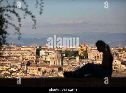 Rom, Italien. Juni 2024. Eine Frau ruht am 27. Juni 2024 im Belvedere del Gianicolo in Rom, Italien. Quelle: Li Jing/Xinhua/Alamy Live News Stockfoto