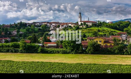 Szenische Drohnenaufnahme von Kleinstadt und Weinbergen in Slowenien Stockfoto