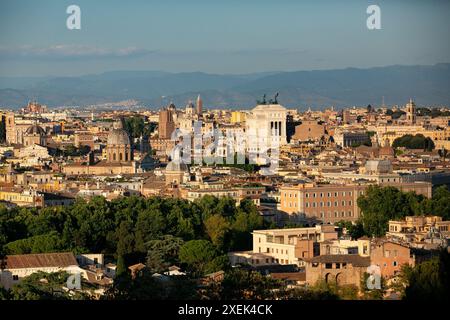 Rom. Juni 2024. Dieses Foto, aufgenommen am 27. Juni 2024, zeigt eine Landschaft bei Sonnenuntergang in Rom, Italien. Quelle: Li Jing/Xinhua/Alamy Live News Stockfoto