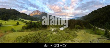 Aus der Vogelperspektive von Zelenci Springs, Slowenien: Smaragdjuwel der Natur Stockfoto