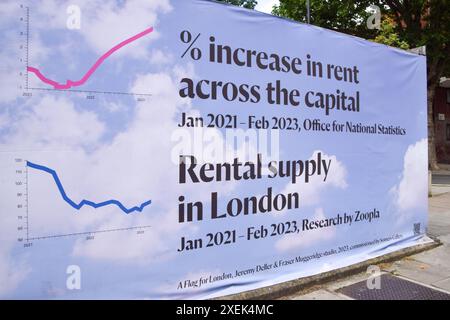 London, Großbritannien. Juni 2024. Das Kunstwerk „A Flag for London“ von Jeremy Deller wird auf dem Horten einer Baustelle in Camden ausgestellt und zeigt, dass die Mietpreise außer Kontrolle geraten, während die Zahl der gelieferten Immobilien gesunken ist. Quelle: Vuk Valcic/Alamy Live News Stockfoto