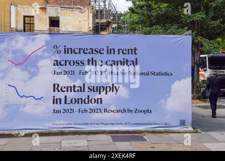 London, Großbritannien. Juni 2024. Das Kunstwerk „A Flag for London“ von Jeremy Deller wird auf dem Horten einer Baustelle in Camden ausgestellt und zeigt, dass die Mietpreise außer Kontrolle geraten, während die Zahl der gelieferten Immobilien gesunken ist. Quelle: Vuk Valcic/Alamy Live News Stockfoto