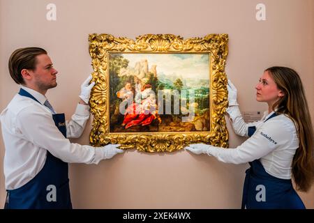 London, Großbritannien. Juni 2024. Herri Met de Bles (im Besitz und adaptiert von Sir Peter Paul Rubens), die Heilige Familie mit dem Kleinkind Johannes dem Täufer in einer ausgedehnten Landschaft mit Reisenden, 16. Jahrhundert, EST 600.000-800.000 - Eine Vorschau auf den Abendverkauf der Old Masters in Sotheby's New Bond Street Gallery. Die Auktion findet am 3. Juli statt. Guy Bell/Alamy Live News Stockfoto