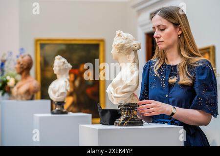 London, Großbritannien. Juni 2024. Werke, darunter Skulpturen, erhalten einen letzten Blick – Eine Vorschau auf die Verkäufe von Old Masters in der New Bond Street Gallery in Sotheby. Die Auktionen finden am 3. Juli statt. Guy Bell/Alamy Live News Stockfoto