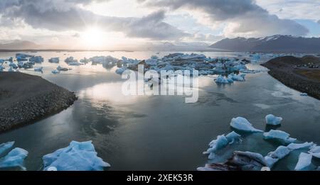 Luftaufnahme der Gletscherlagune mit Eisbergen und schneebedeckten Bergen in Island Stockfoto