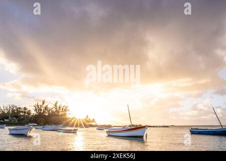 Fischer Hafen mit Booten im Meer. Sonnenuntergang am Kap Malheureux, Mauritius Stockfoto