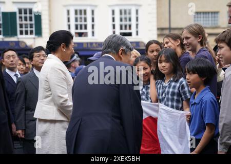 Kaiser Naruhito von Japan und seine Frau Kaiserin Masako sprechen mit Schülern der Dragon School in Oxford nach ihrem Besuch am Balliol College in Oxford im Rahmen ihres Staatsbesuchs in Großbritannien. Bilddatum: Freitag, 28. Juni 2024. Stockfoto