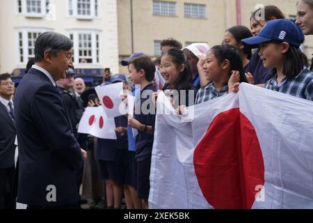 Kaiser Naruhito von Japan und seine Ehefrau Empress Masako (versteckt) sprechen im Rahmen ihres Staatsbesuchs in Großbritannien mit Schülern der Dragon School in Oxford nach ihrem Besuch am Balliol College in Oxford. Bilddatum: Freitag, 28. Juni 2024. Stockfoto