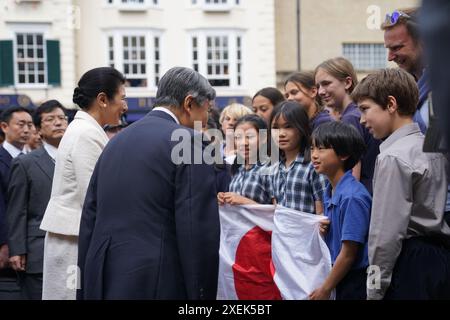 Kaiser Naruhito von Japan und seine Frau Kaiserin Masako sprechen mit Schülern der Dragon School in Oxford nach ihrem Besuch am Balliol College in Oxford im Rahmen ihres Staatsbesuchs in Großbritannien. Bilddatum: Freitag, 28. Juni 2024. Stockfoto