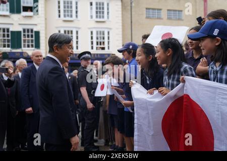 Kaiser Naruhito von Japan und seine Ehefrau Empress Masako (versteckt) sprechen im Rahmen ihres Staatsbesuchs in Großbritannien mit Schülern der Dragon School in Oxford nach ihrem Besuch am Balliol College in Oxford. Bilddatum: Freitag, 28. Juni 2024. Stockfoto