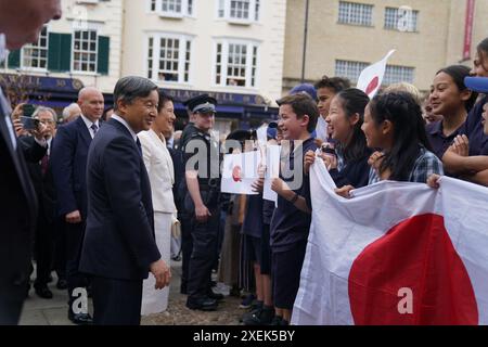 Kaiser Naruhito von Japan und seine Frau Kaiserin Masako sprechen mit Schülern der Dragon School in Oxford nach ihrem Besuch am Balliol College in Oxford im Rahmen ihres Staatsbesuchs in Großbritannien. Bilddatum: Freitag, 28. Juni 2024. Stockfoto