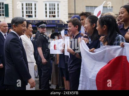 Kaiser Naruhito von Japan und seine Frau Kaiserin Masako sprechen mit Schülern der Dragon School in Oxford nach ihrem Besuch am Balliol College in Oxford im Rahmen ihres Staatsbesuchs in Großbritannien. Bilddatum: Freitag, 28. Juni 2024. Stockfoto