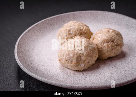 Köstliche gesunde gedämpfte Hühnchenkoteletts oder Hackfleischbällchen Stockfoto