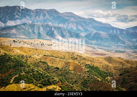 Aussichtspunkt Panorama albanische Berge Muster und Textur auf einer malerischen Roadtrip durch den balkan Stockfoto