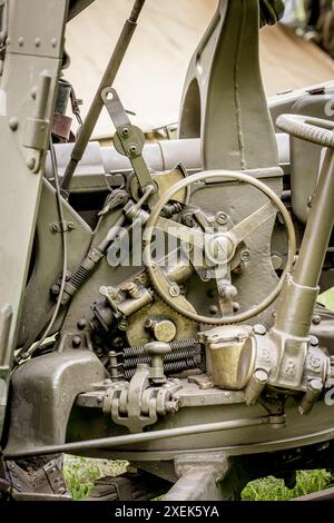 Detaillierte Seitenansicht einer 2-Pfünder-Waffe aus dem Zweiten Weltkrieg (WW2), die das Höheneinstellrad zeigt Stockfoto